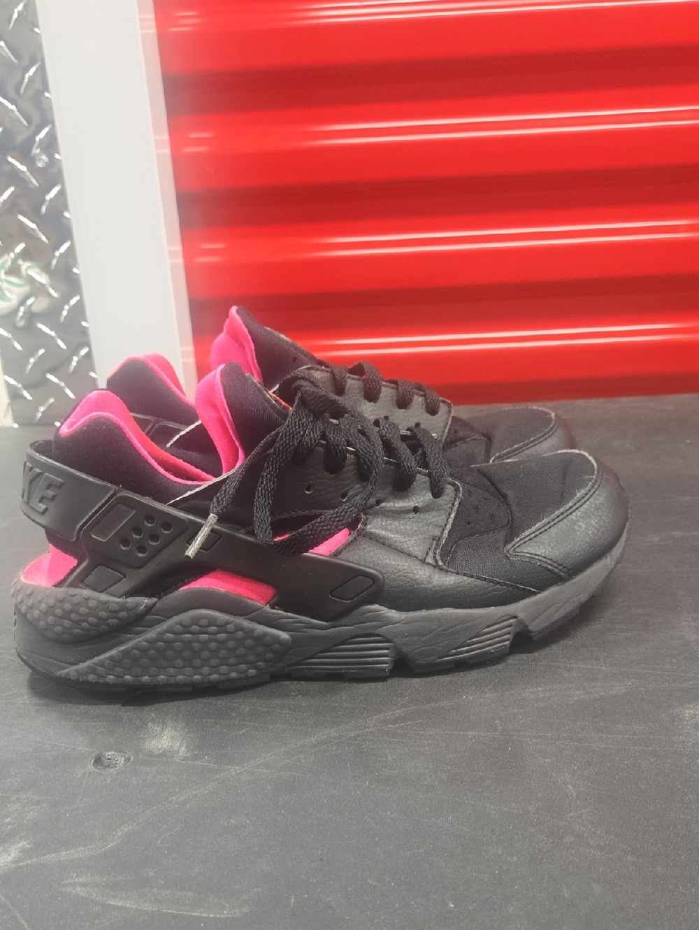 Nike Black with Hot Pink Accent Low-Top Sneakers Huarache Woman's Size 9***